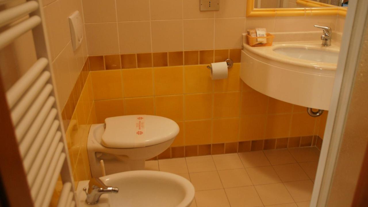 Hotel Verudella Rimini Buitenkant foto