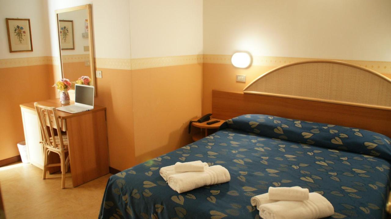 Hotel Verudella Rimini Buitenkant foto