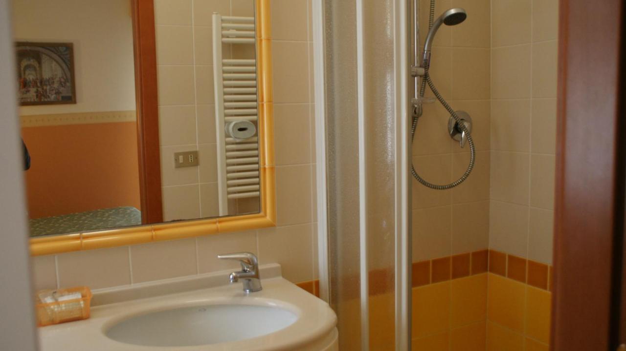 Hotel Verudella Rimini Buitenkant foto