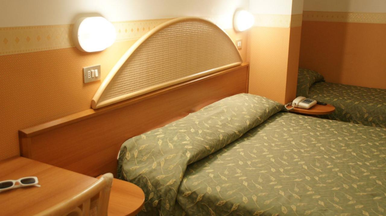 Hotel Verudella Rimini Buitenkant foto