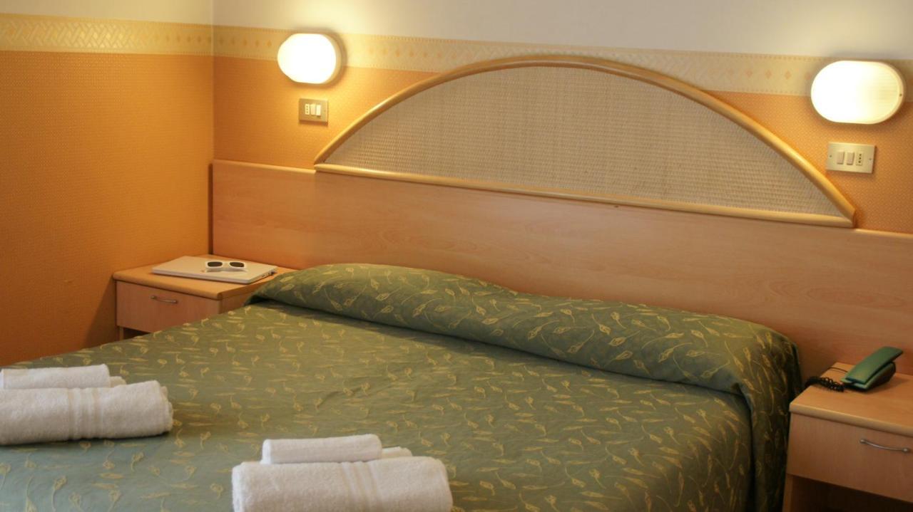 Hotel Verudella Rimini Buitenkant foto