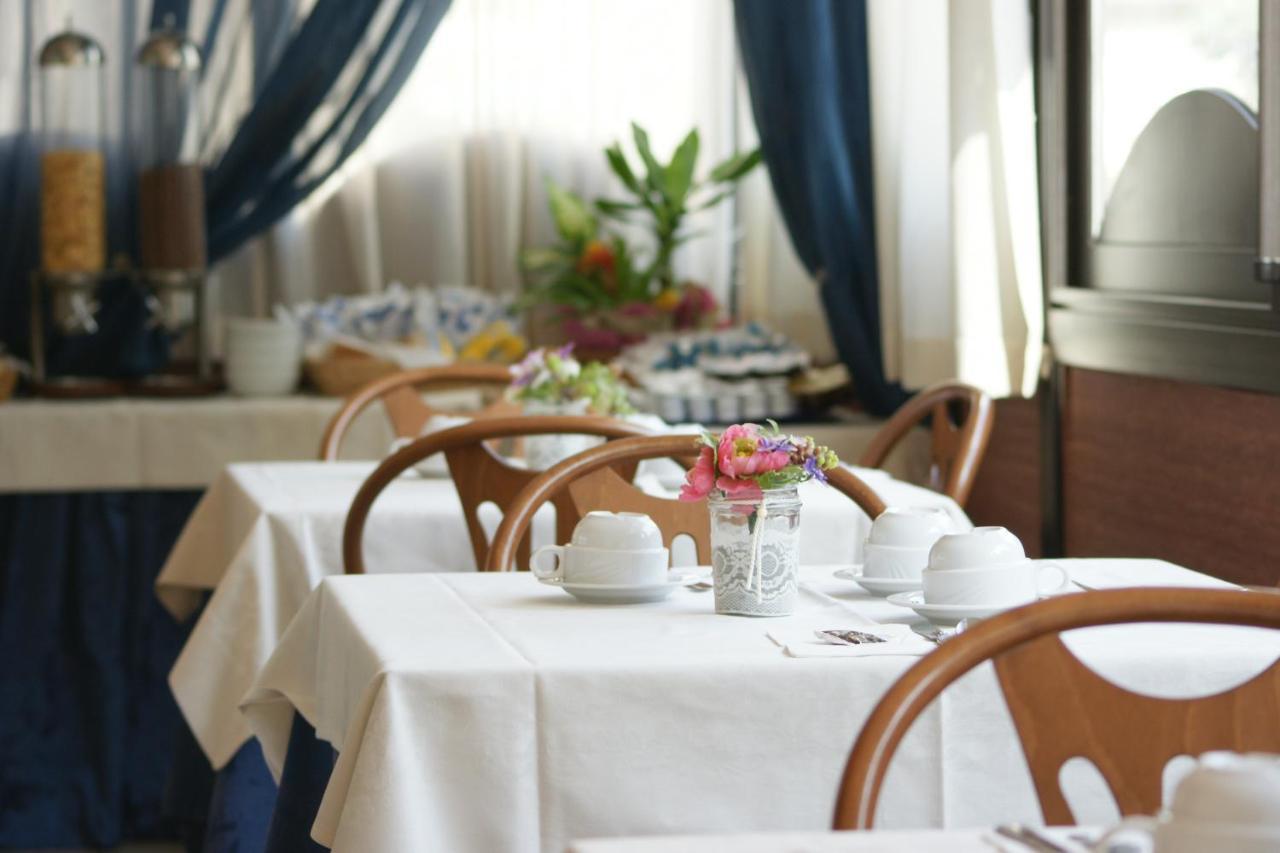 Hotel Verudella Rimini Buitenkant foto