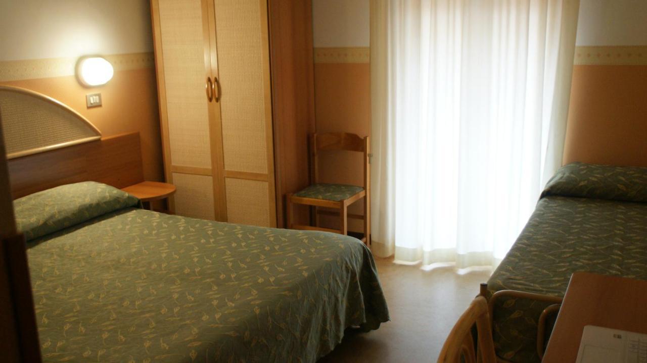 Hotel Verudella Rimini Buitenkant foto