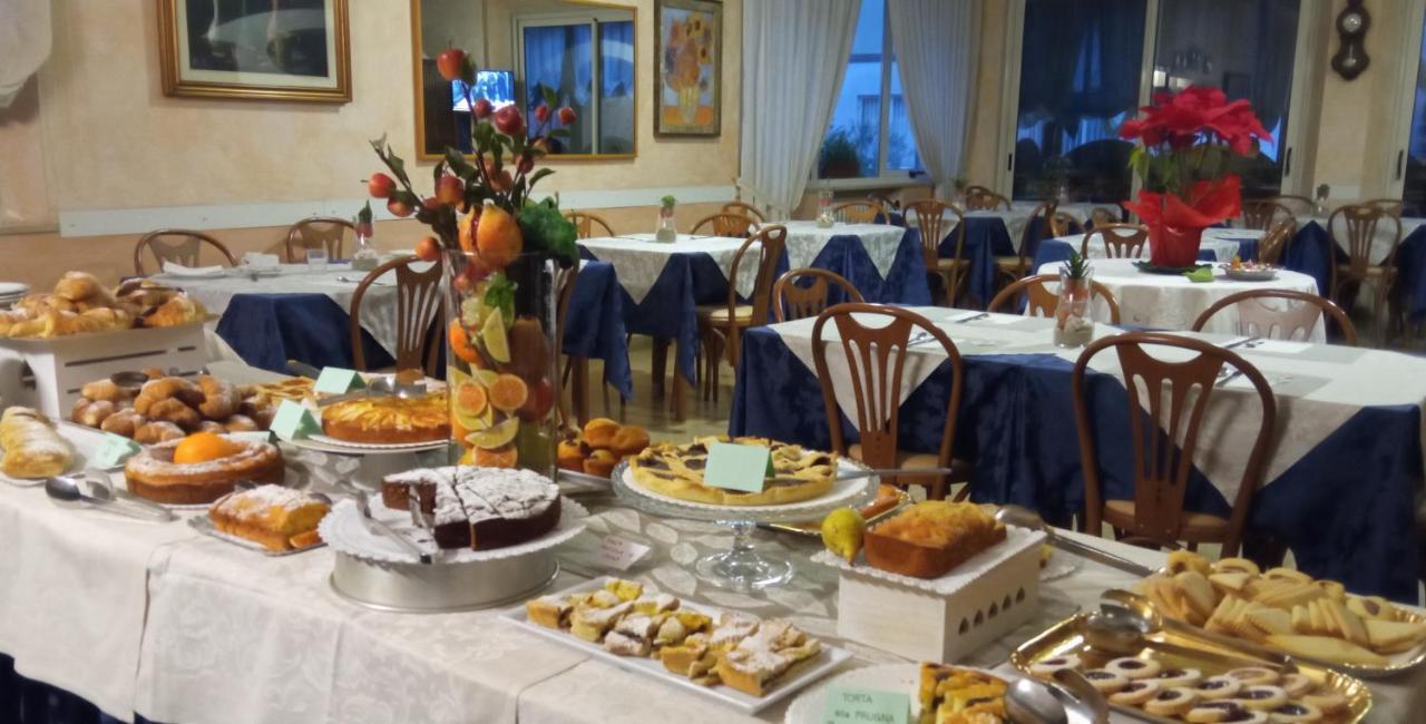 Hotel Verudella Rimini Buitenkant foto